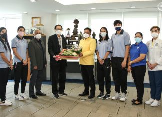 ส.กีฬาบาสฯ มอบดอกไม้แสดงความยินดีแก่รองผู้ว่าการและผอ.สำนักผู้ว่าการ กกท.